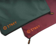 Load image into Gallery viewer, STNKY Bag XL Burgundy and Forest Green details
